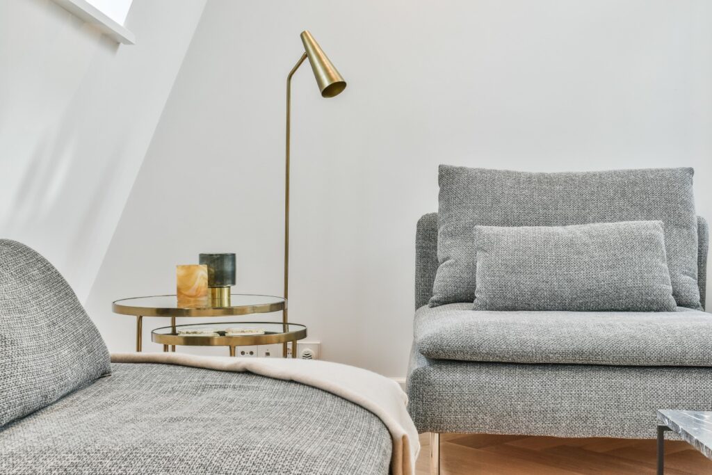 szürke fotel szürke falszín