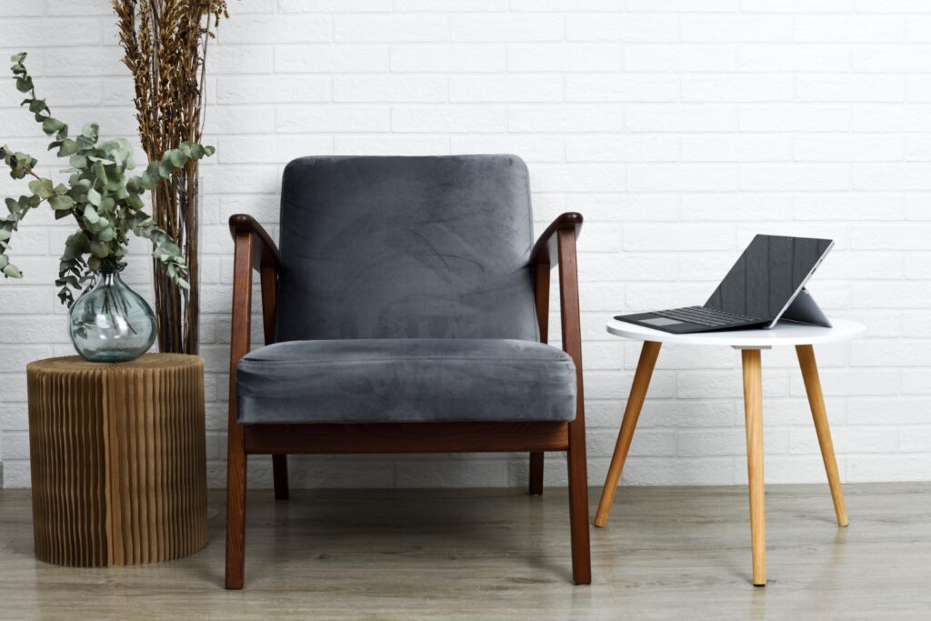 szürke bútorhoz fehér falszín