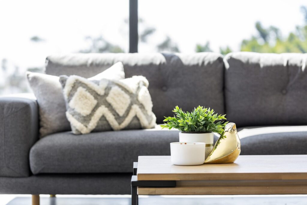 szürke bútorhoz milyen falszín illik 